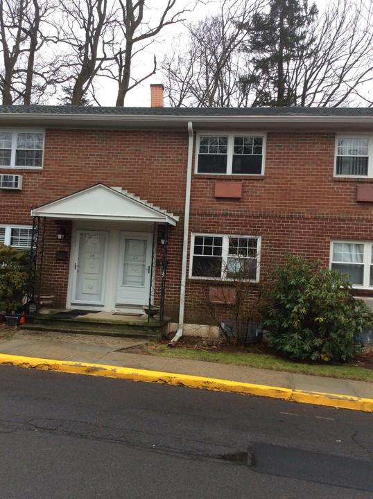 Fort Hale Gardens in New Haven, CT - Building Photo