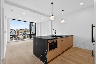 139 Christopher Columbus Dr in Jersey City, NJ - Building Photo - Building Photo