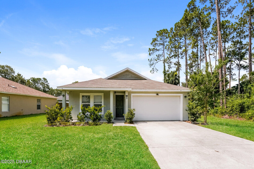 18 Poinsettia Ln in Palm Coast, FL - Building Photo