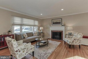 1334 Mayflower Dr in McLean, VA - Building Photo