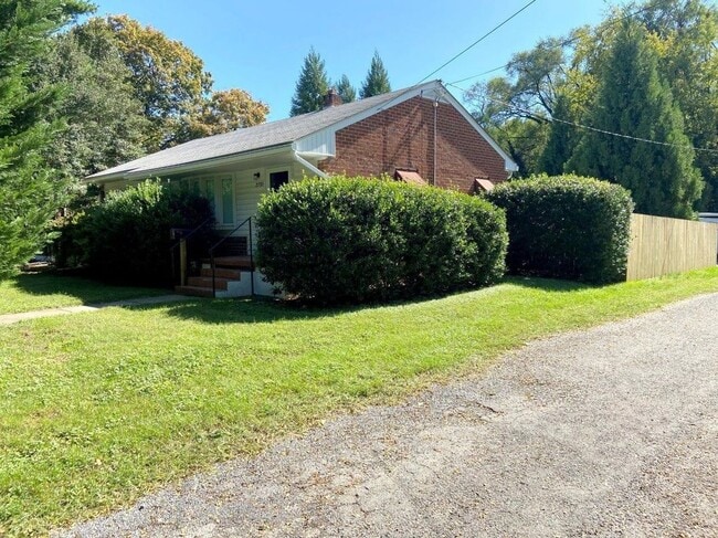 property at 2792 Colonial Ave SW