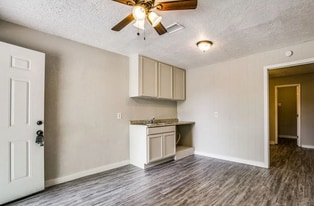 4820 Oak Ave, Unit 8 in Pasadena, TX - Building Photo