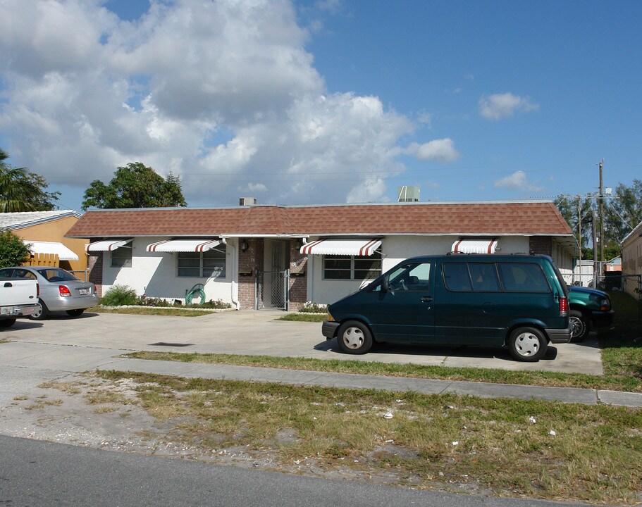 18 SW 12th St in Dania Beach, FL - Building Photo