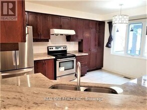 6061 Leeside Crescent in Mississauga, ON - Building Photo - Building Photo