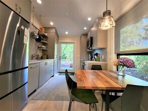 73 Parkwood Dr in Atherton, CA - Building Photo - Building Photo