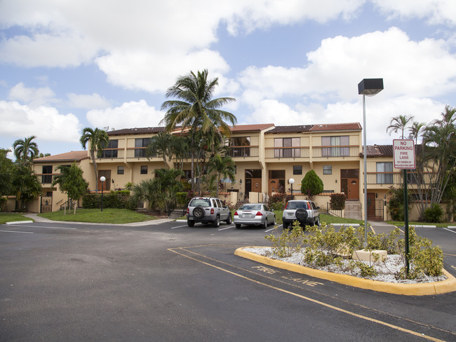 Del Rio Village Townhomes in Sunrise, FL - Foto de edificio - Building Photo