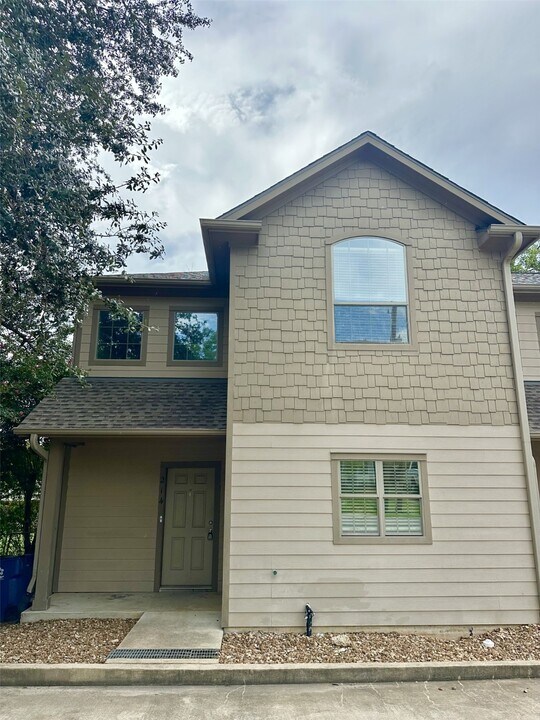 214 S Tesch St in Bellville, TX - Building Photo
