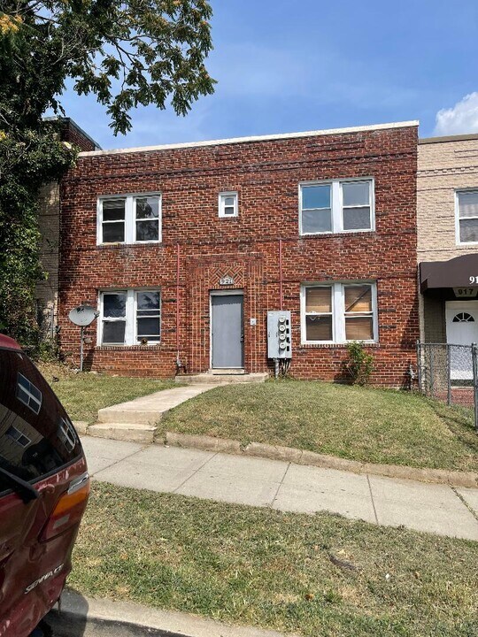 921 19th St NE in Washington, DC - Building Photo