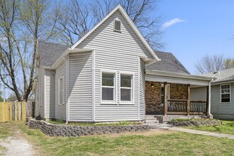 1421 E Commercial St in Springfield, MO - Foto de edificio - Building Photo