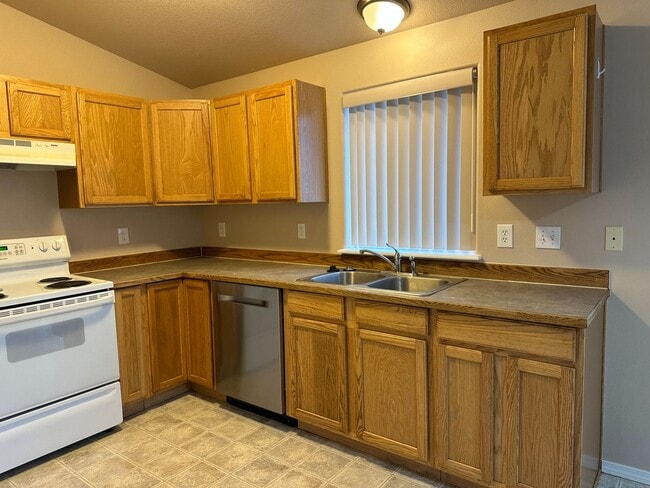 808 SE Maui Ln in Madras, OR - Building Photo - Building Photo