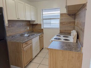 6151 Eaton St, Unit 13 in Hollywood, FL - Foto de edificio - Building Photo