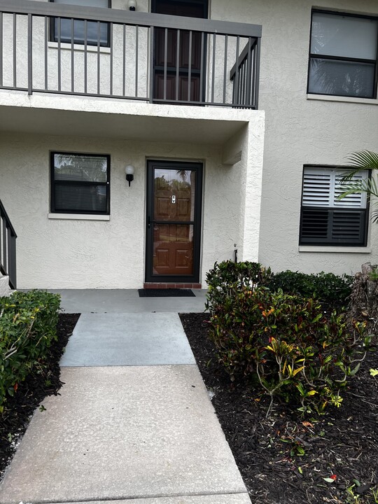 9301 Central Park Dr in Ft. Myers, FL - Building Photo