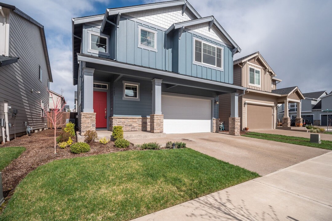 1687 36th Ave in Forest Grove, OR - Building Photo