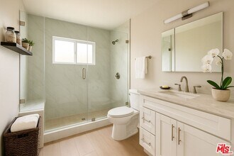 925 S Holt Ave in Los Angeles, CA - Building Photo - Building Photo