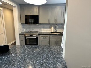 377 Fort Salonga Rd in Northport, NY - Building Photo - Building Photo