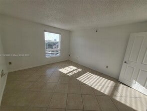 2351 Douglas Rd, Unit 710 in Miami, FL - Foto de edificio - Building Photo