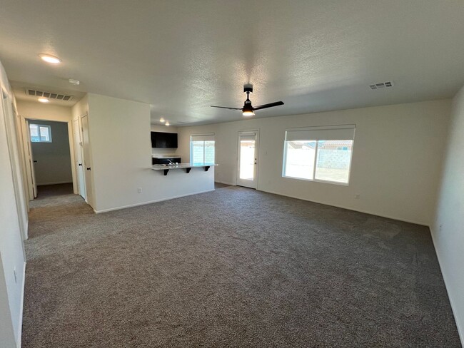 7384 E 45th St in Yuma, AZ - Foto de edificio - Building Photo