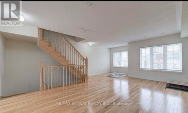 11-11 Autumnwood Ave in Brampton, ON - Building Photo - Building Photo