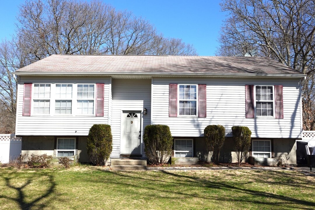 9 Gaynor Rd in Centereach, NY - Building Photo