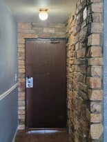 258 E Bailey Rd, Unit L in Naperville, IL - Building Photo