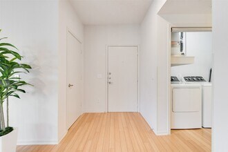 4111 Gilbert Ave, Unit 212 in Dallas, TX - Building Photo - Building Photo