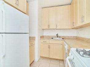 83-40 Britton Ave, Unit #6C in Queens, NY - Foto de edificio - Building Photo