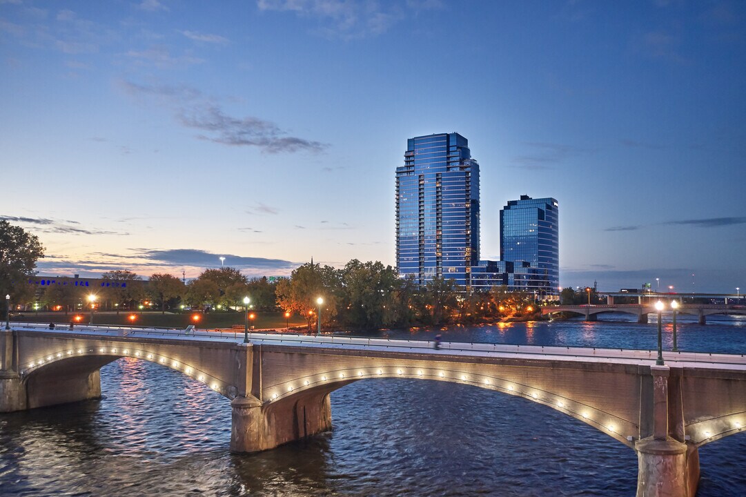 335 Bridge St NW, Unit 2903 in Grand Rapids, MI - Foto de edificio