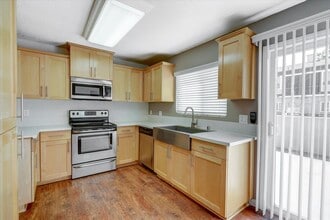 Avignon Apartment Homes in Fullerton, CA - Foto de edificio - Building Photo