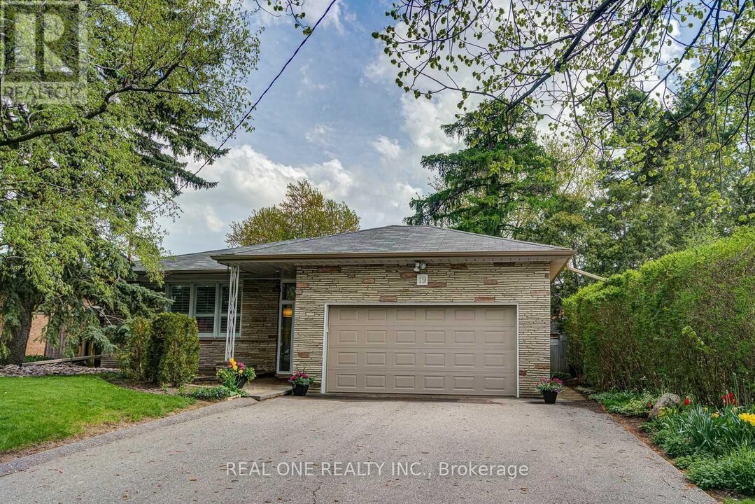 19 Versend Dr in Toronto, ON - Building Photo