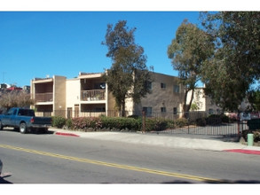 Country Aire Apartments in San Diego, CA - Building Photo - Building Photo