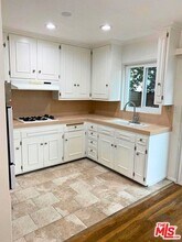 1438 S Barrington Ave in Los Angeles, CA - Foto de edificio - Building Photo