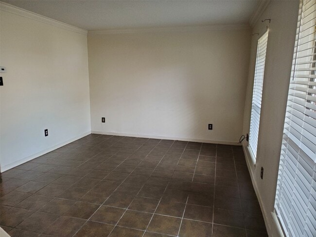 9339 Westwood Village Dr in Houston, TX - Building Photo - Building Photo