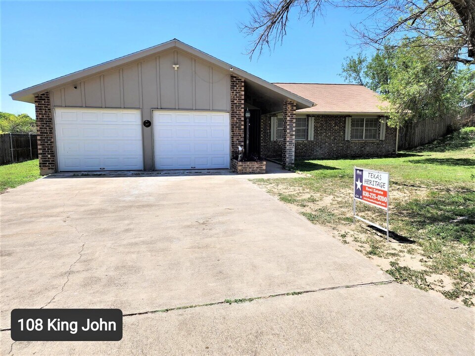 108 King Johns Pl in Del Rio, TX - Building Photo