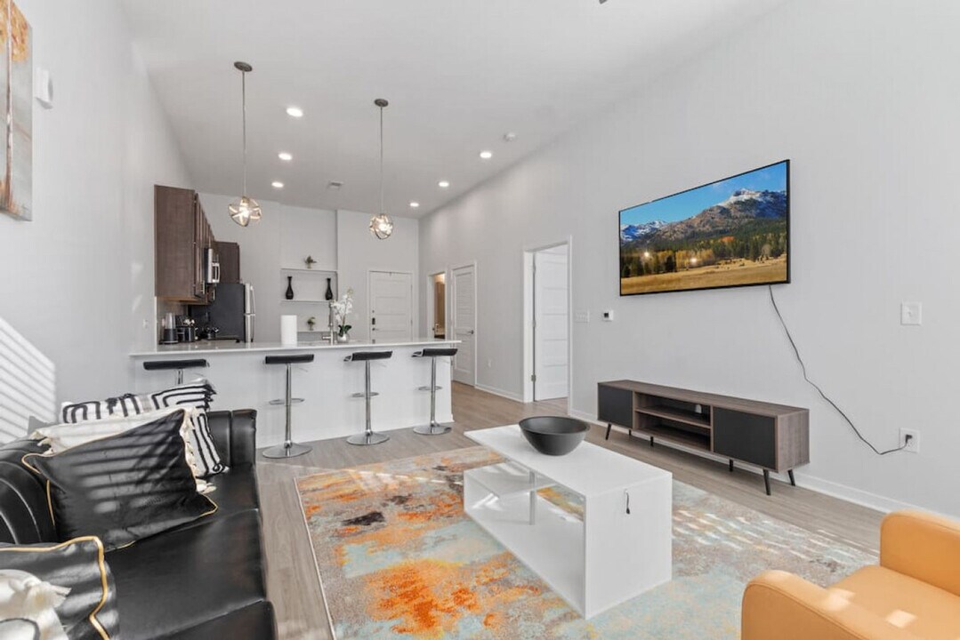 11150 Lantern Rd in Fishers, IN - Building Photo