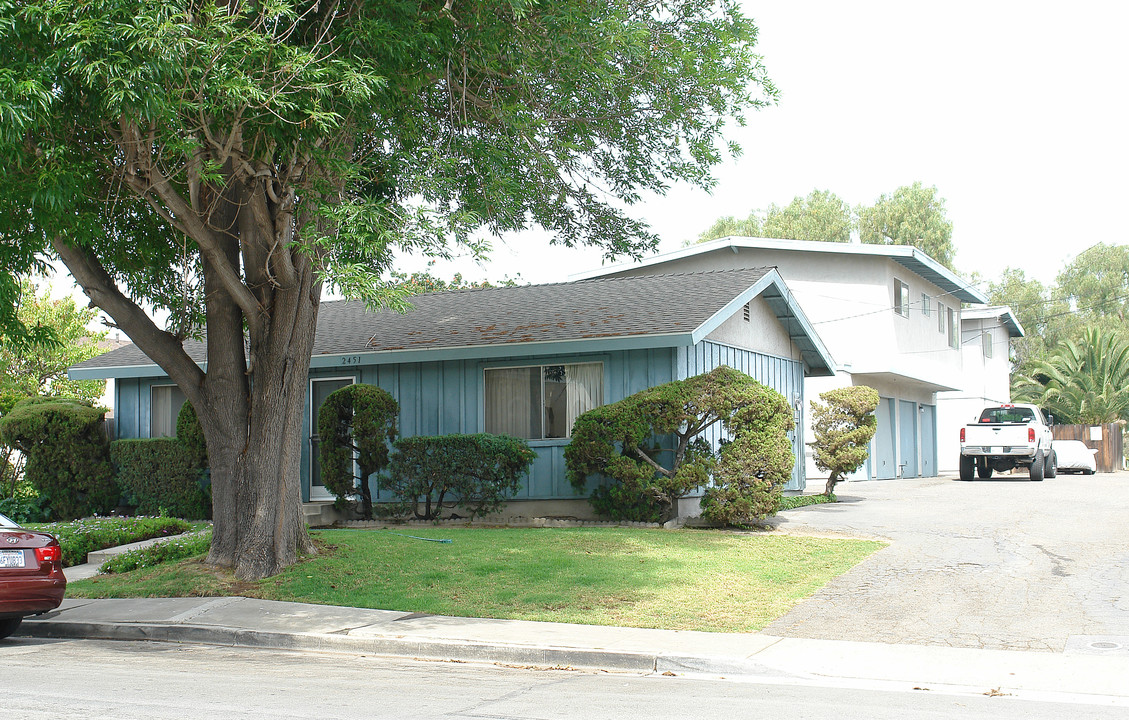 2451 Elden Ave in Costa Mesa, CA - Foto de edificio