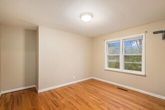 2002 Hillis Ct in Colorado Springs, CO - Foto de edificio - Building Photo