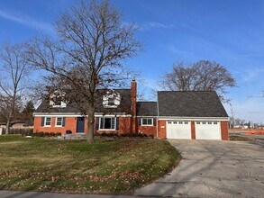 7987 State St in Brighton, MI - Foto de edificio - Building Photo