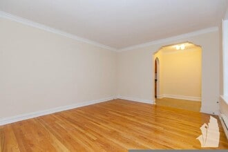 429 W Roscoe St, Unit 502 in Chicago, IL - Building Photo - Building Photo