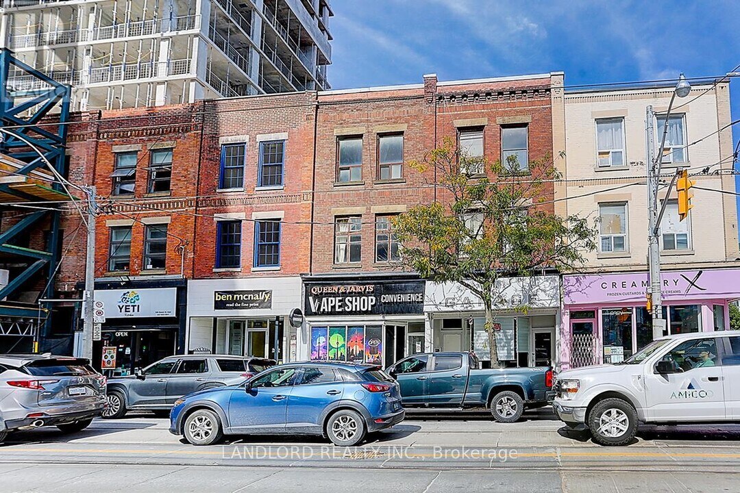 108 Queen St E in Toronto, ON - Building Photo