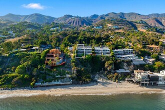 27428 CA-1 in Malibu, CA - Foto de edificio - Building Photo