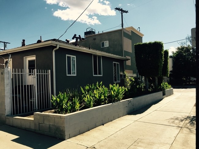 16057 Hartland St in Van Nuys, CA - Foto de edificio - Building Photo