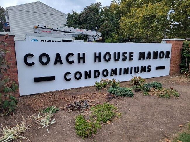 5605 Coach Dr E in Dayton, OH - Building Photo - Building Photo
