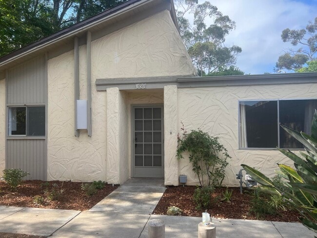 15 N San Marcos Rd, Unit A in Santa Barbara, CA - Foto de edificio - Building Photo
