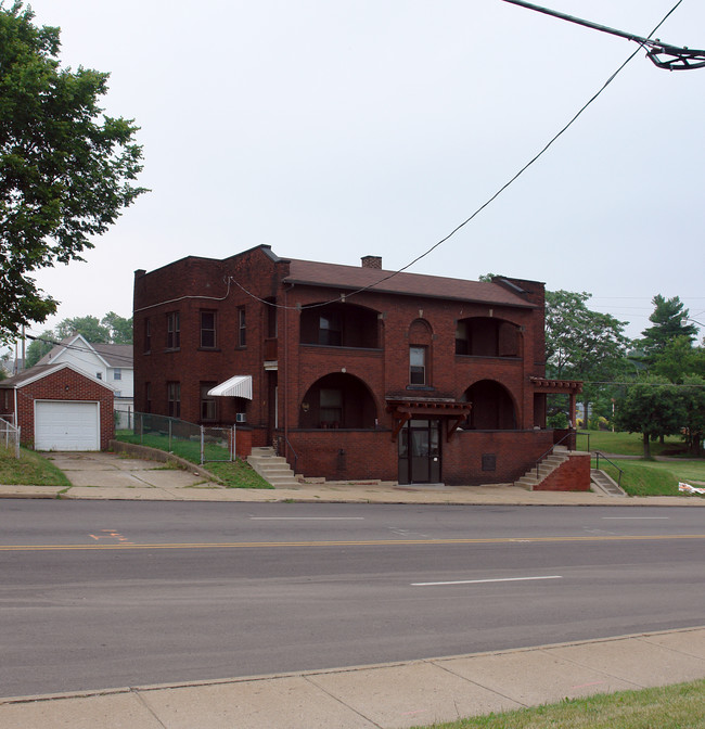 315 9th St NE in Canton, OH - Foto de edificio - Building Photo