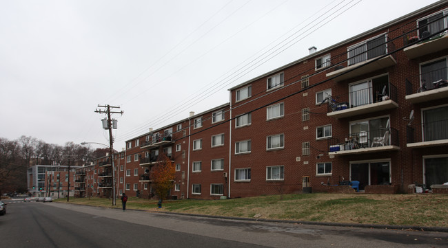 Hampton East Apartments in Washington, DC - Foto de edificio - Building Photo