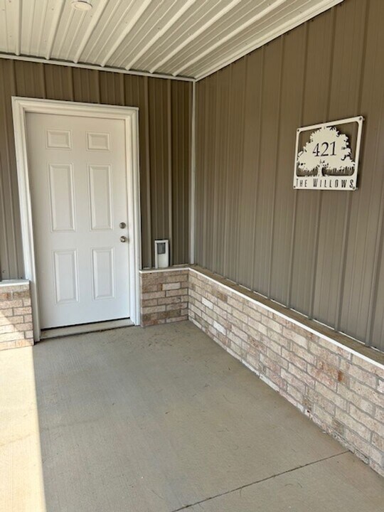 421 E James Dr in Strafford, MO - Building Photo