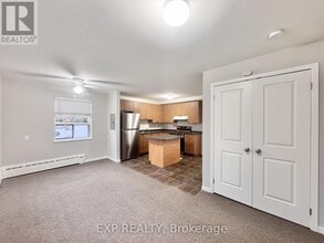 25 Paisley Blvd E in Mississauga, ON - Building Photo - Building Photo