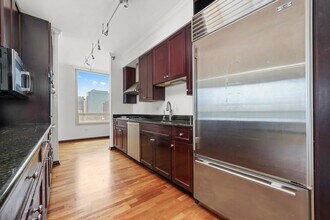 33 W Ontario St, Unit 43B in Chicago, IL - Building Photo - Building Photo