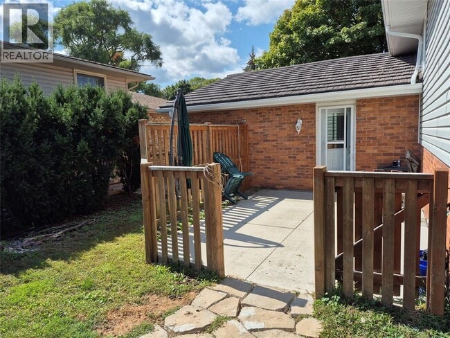 608 Winchester Crescent in Sarnia, ON - Building Photo - Building Photo