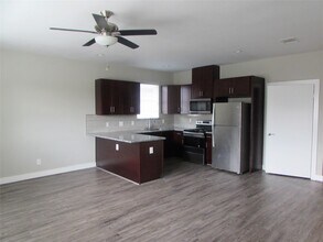 3249 Dixie Dr in Houston, TX - Foto de edificio - Building Photo